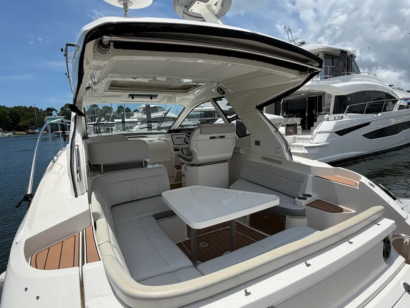 Slide: The Image of Sea Ray Sundancer 350 Coupe 2019 - 7