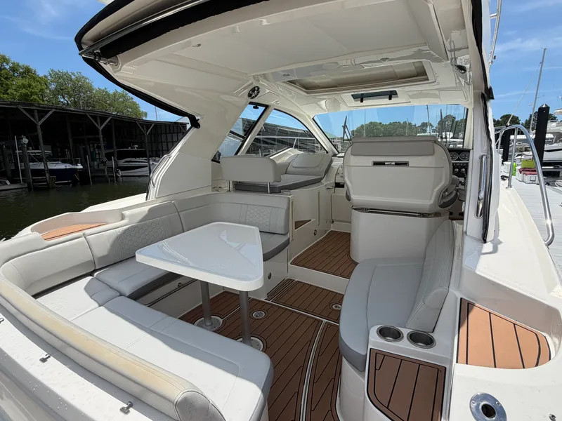 Slide: The Image of Sea Ray Sundancer 350 Coupe 2019 - 8