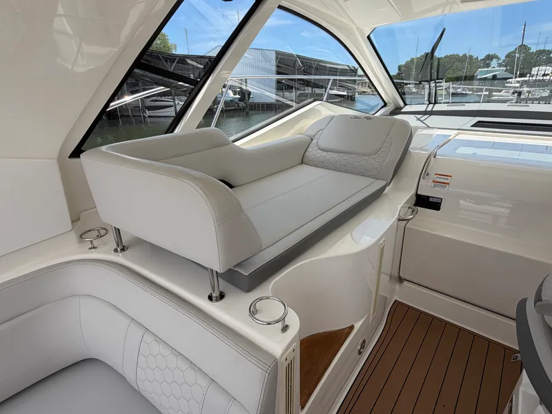 Slide: The Image of Sea Ray Sundancer 350 Coupe 2019 - 9