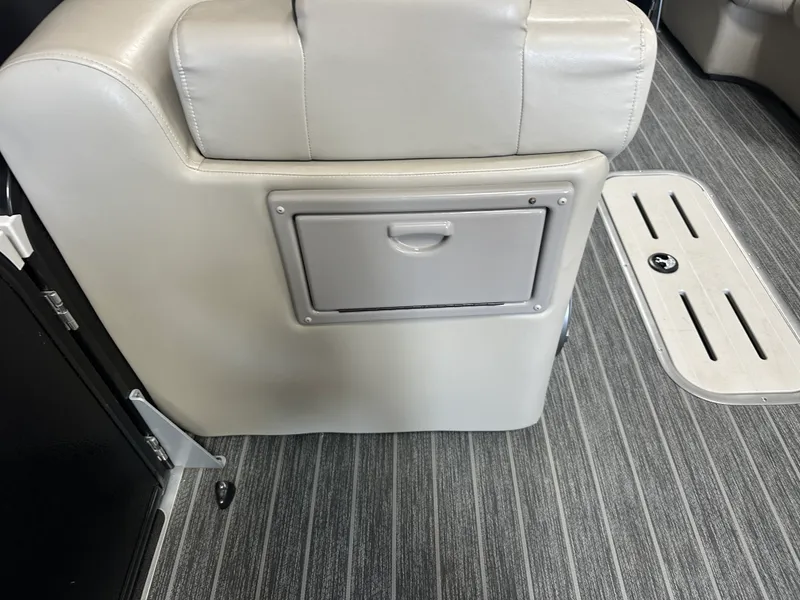 Slide: The Image of Premier 230 SUNSATION TRITOON 2023 - 32