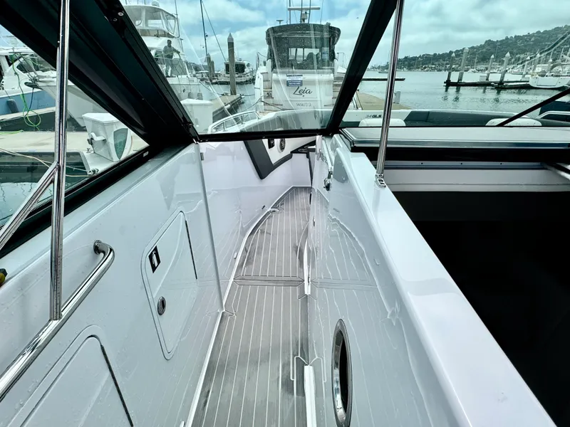 Slide: The Image of Cruisers 34 GLS 2023 - 30
