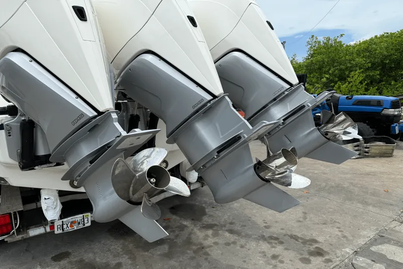 Slide: The Image of Sea Ray Sundancer 320 Outboard 2024 - 2