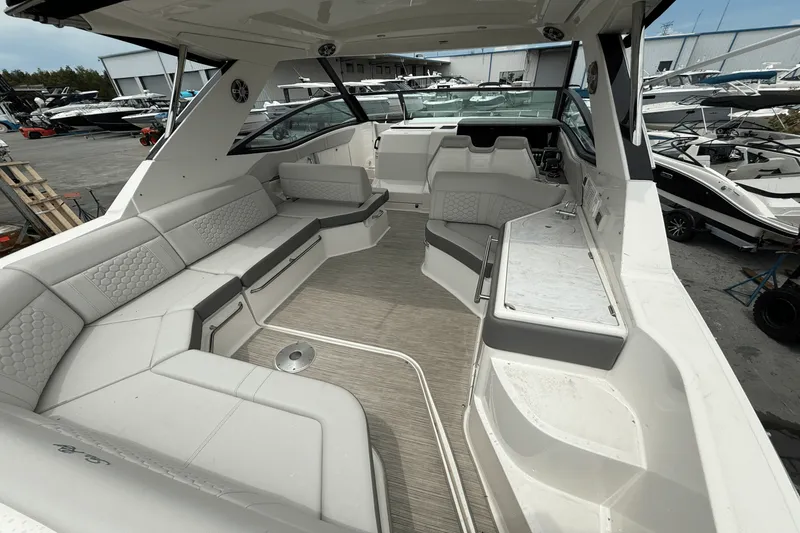 Slide: The Image of Sea Ray Sundancer 320 Outboard 2024 - 3