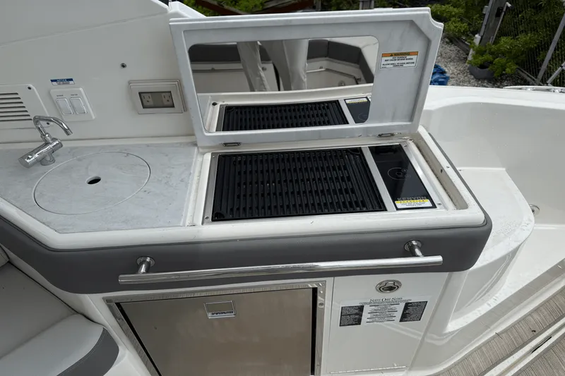 Slide: The Image of Sea Ray Sundancer 320 Outboard 2024 - 4