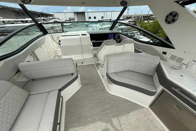 Slide: The Image of Sea Ray Sundancer 320 Outboard 2024 - 5