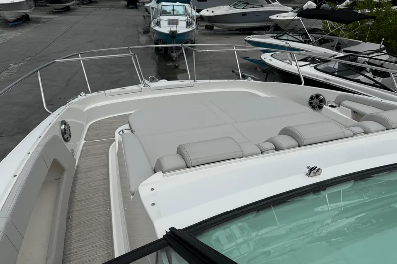 Slide: The Image of Sea Ray Sundancer 320 Outboard 2024 - 8