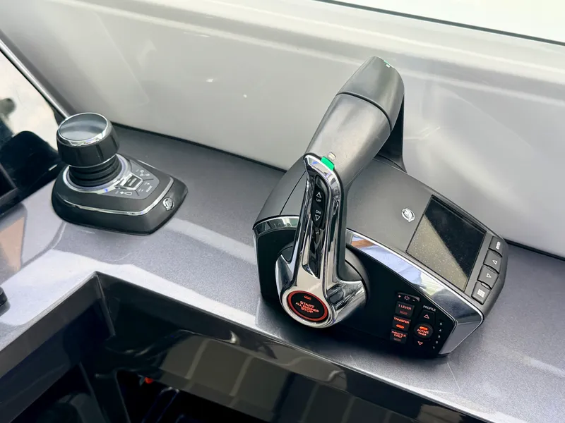 Slide: The Image of Galeon 375 GTO 2025 - 16