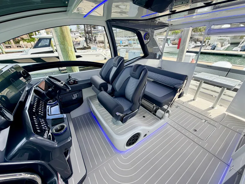 Slide: The Image of Galeon 375 GTO 2025 - 18