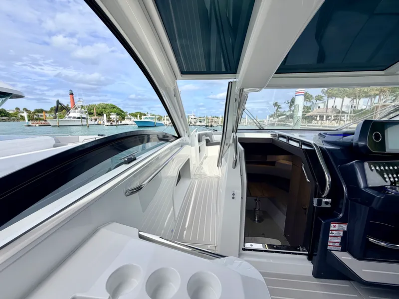 Slide: The Image of Galeon 375 GTO 2025 - 28