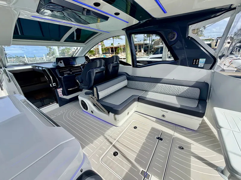 Slide: The Image of Galeon 375 GTO 2025 - 25
