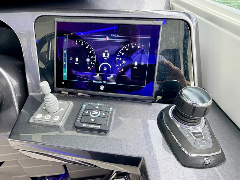 Slide: The Image of Galeon 375 GTO 2025 - 14