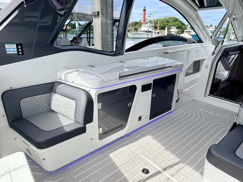 Slide: The Image of Galeon 375 GTO 2025 - 20