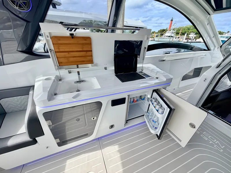 Slide: The Image of Galeon 375 GTO 2025 - 22