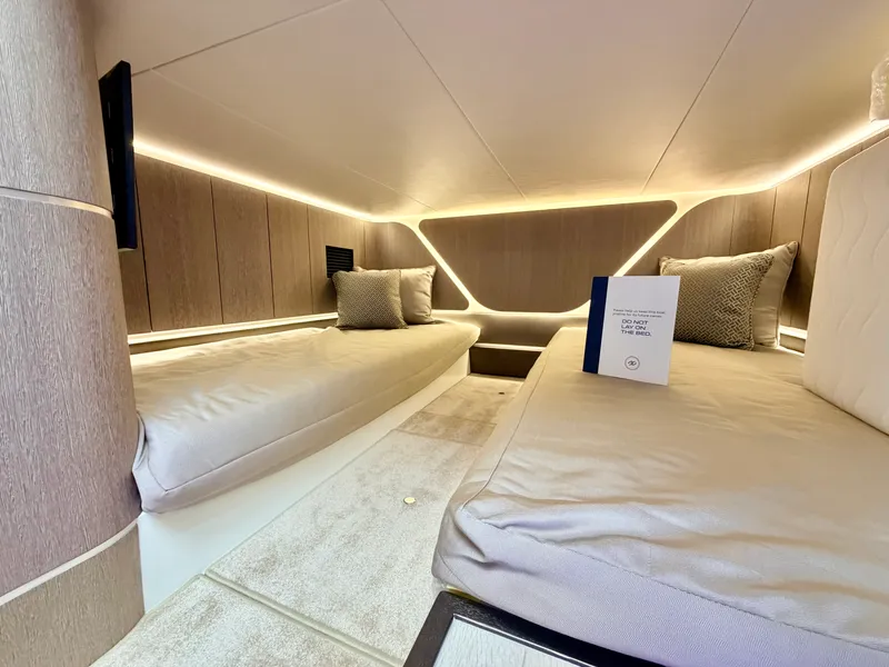 Slide: The Image of Galeon 375 GTO 2025 - 45