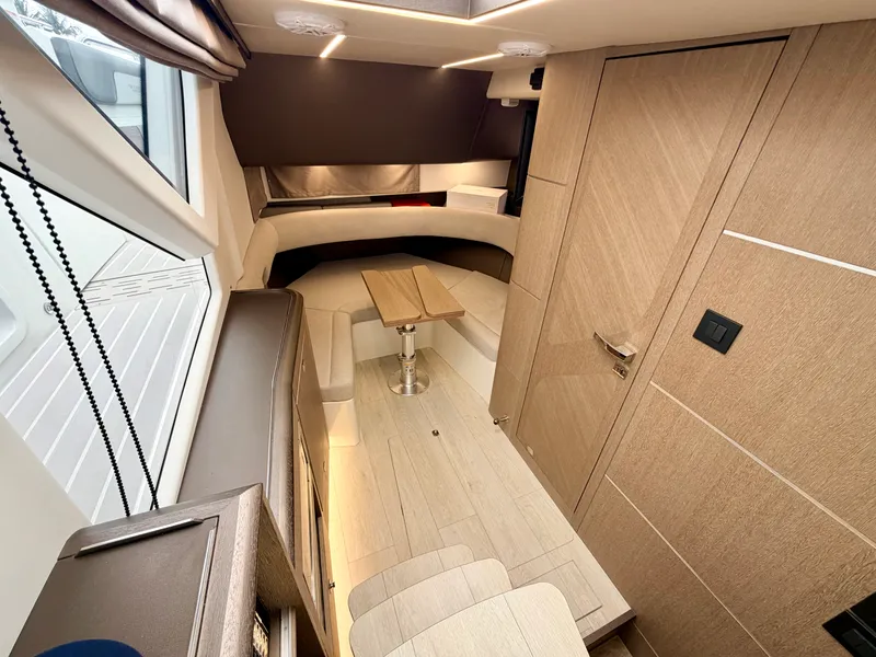 Slide: The Image of Galeon 375 GTO 2025 - 32