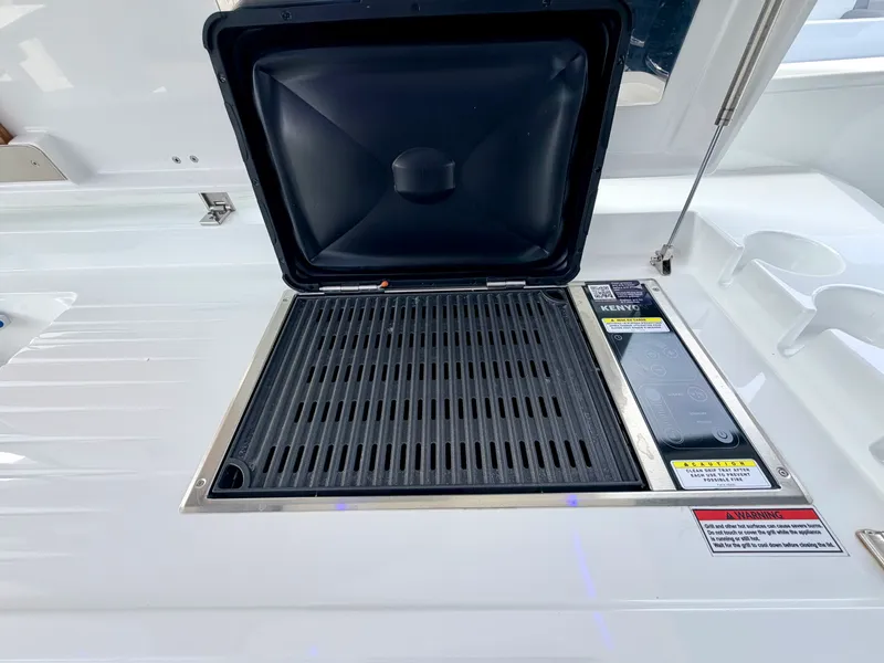 Slide: The Image of Galeon 375 GTO 2025 - 24
