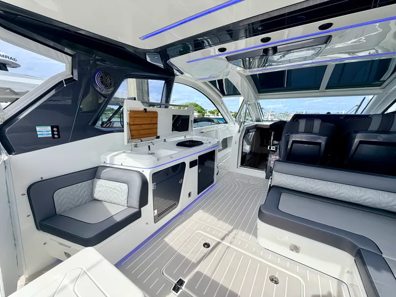 Slide: The Image of Galeon 375 GTO 2025 - 21
