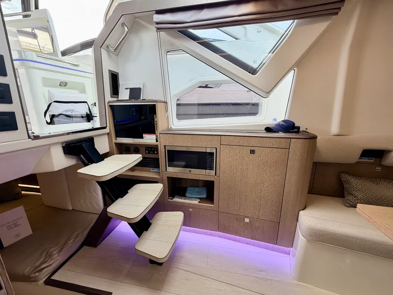 Slide: The Image of Galeon 375 GTO 2025 - 38