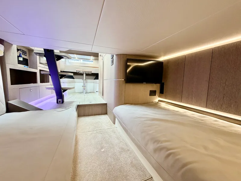 Slide: The Image of Galeon 375 GTO 2025 - 46