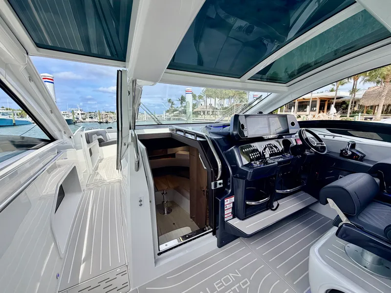 Slide: The Image of Galeon 375 GTO 2025 - 31