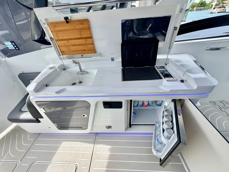 Slide: The Image of Galeon 375 GTO 2025 - 23