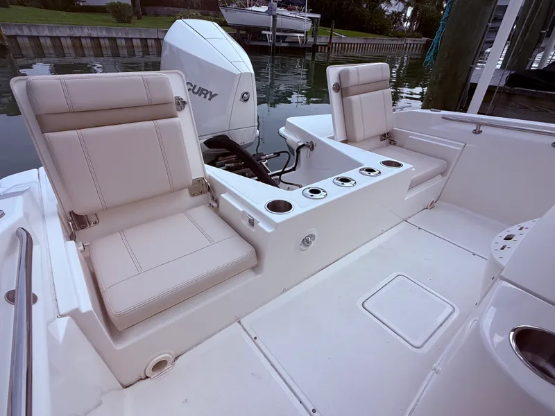Slide: The Image of Boston Whaler 22 DAUNTLESS 2024 - 24