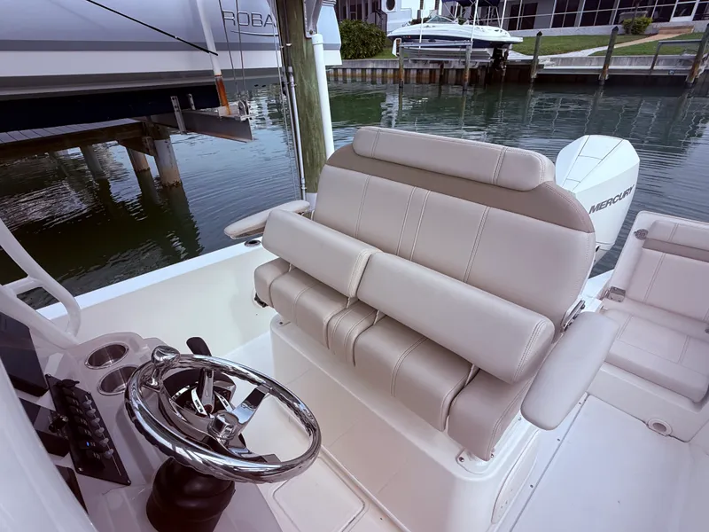 Slide: The Image of Boston Whaler 22 DAUNTLESS 2024 - 36