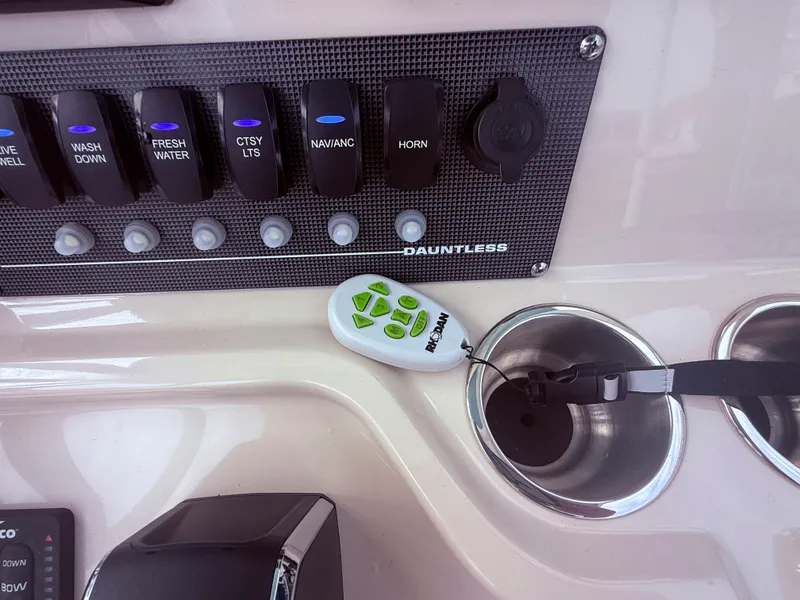 Slide: The Image of Boston Whaler 22 DAUNTLESS 2024 - 40