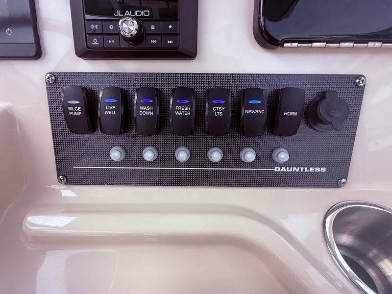 Slide: The Image of Boston Whaler 22 DAUNTLESS 2024 - 41