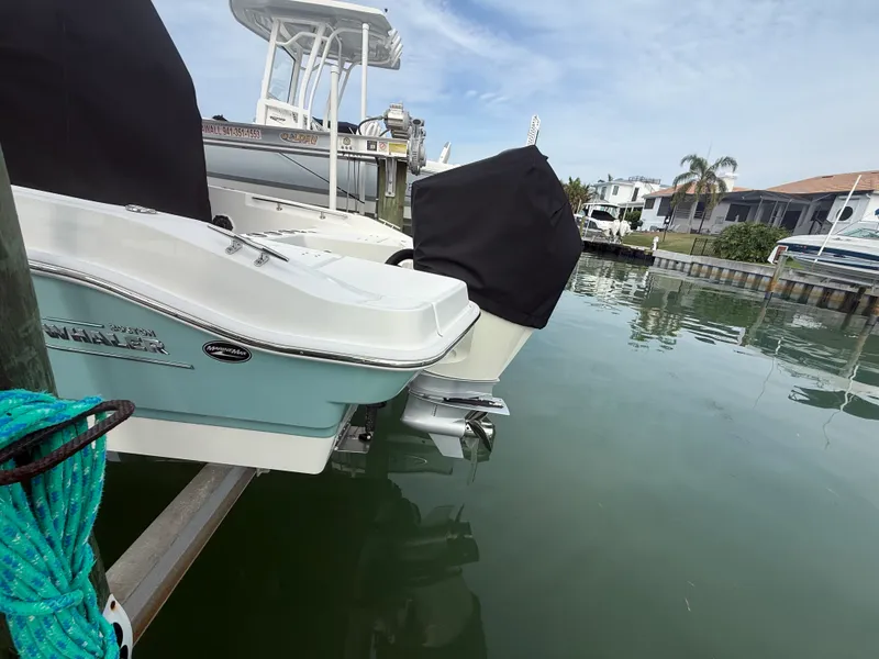 Slide: The Image of Boston Whaler 22 DAUNTLESS 2024 - 5