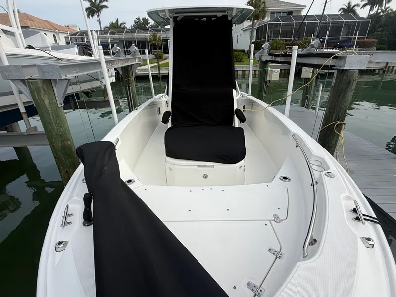 Slide: The Image of Boston Whaler DAUNTLESS 2024 - 10