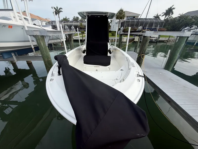 Slide: The Image of Boston Whaler DAUNTLESS 2024 - 11