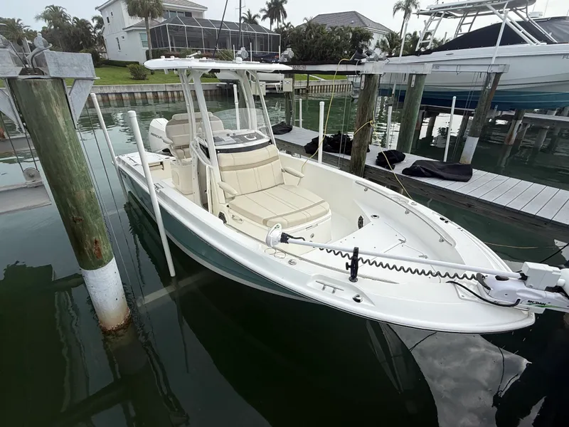 Slide: The Image of Boston Whaler DAUNTLESS 2024 - 17