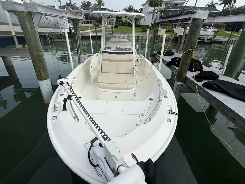 Slide: The Image of Boston Whaler DAUNTLESS 2024 - 18