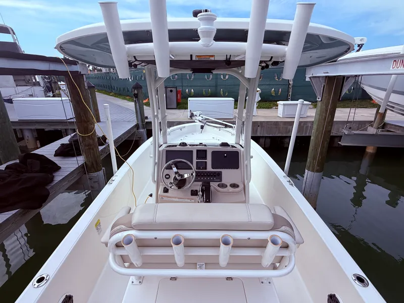 Slide: The Image of Boston Whaler DAUNTLESS 2024 - 20