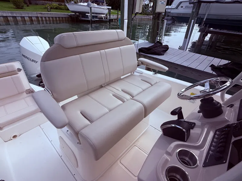 Slide: The Image of Boston Whaler DAUNTLESS 2024 - 37