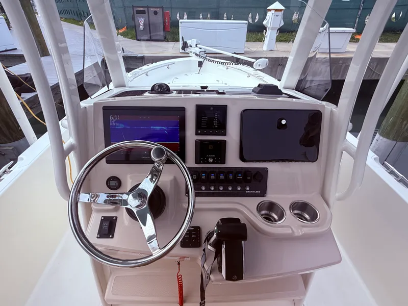 Slide: The Image of Boston Whaler DAUNTLESS 2024 - 38