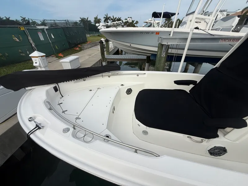 Slide: The Image of Boston Whaler DAUNTLESS 2024 - 9