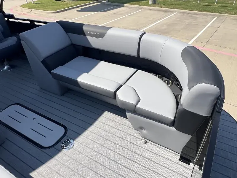 Slide: The Image of Veranda VR235RC 2026 - 17
