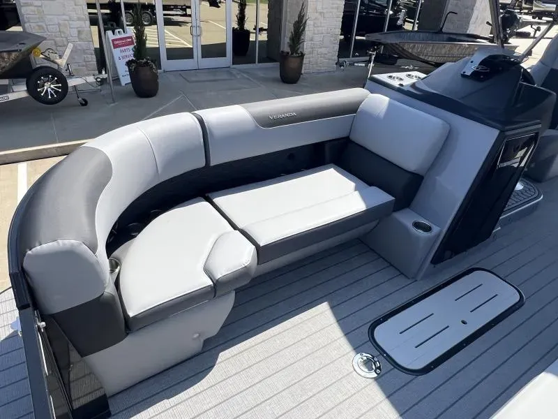 Slide: The Image of Veranda VR235RC 2026 - 16