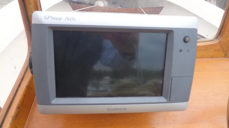 Slide: The Image of Garmin GPSmap 440s on 2008 Roth Bilt 21 Classic boat dashboard. - 11