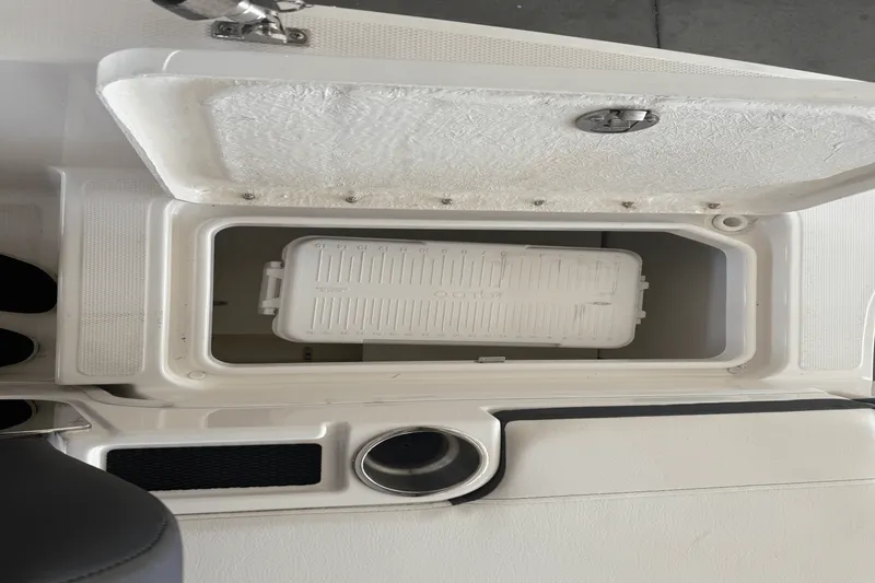 Slide: The Image of Bayliner DX2000 2022 - 20