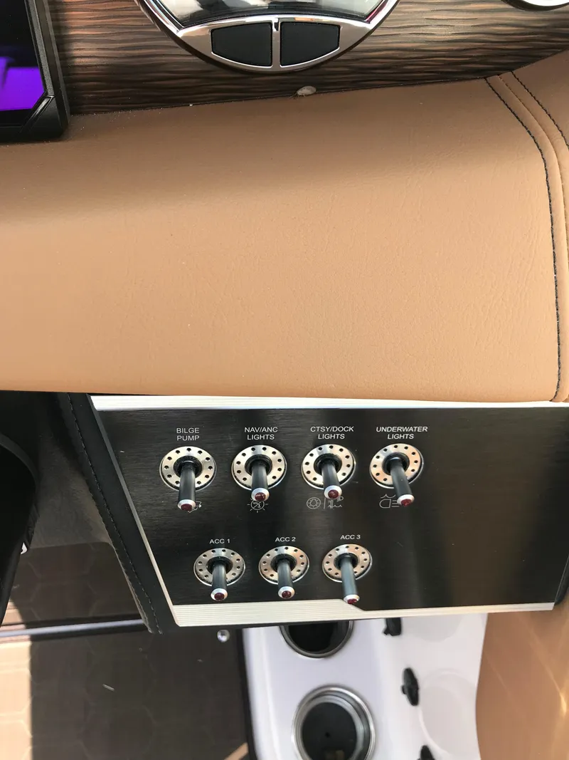 Slide: The Image of Dashboard of a 2019 Four Winns HD270 boat. - 9