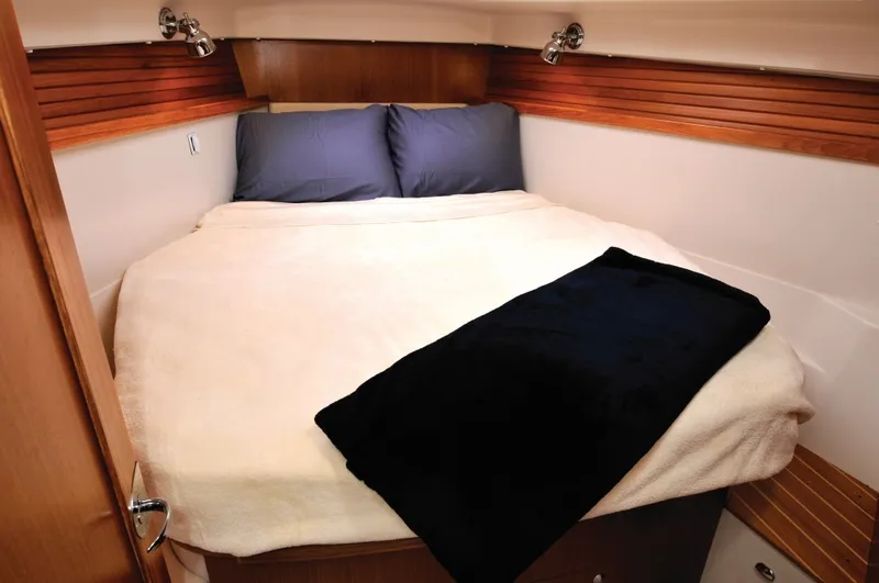 Slide: The Image of Catalina 355 Forward stateroom - 20