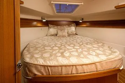 Slide: The Image of Catalina 355 Forward stateroom - 21