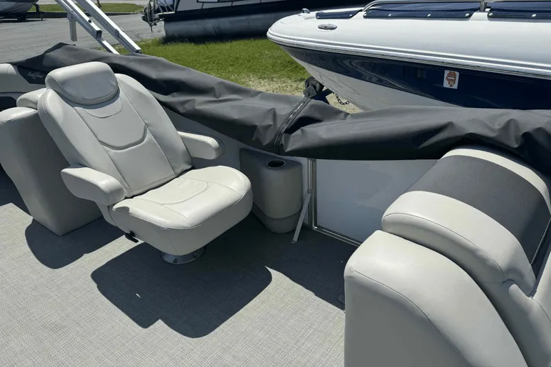 Slide: The Image of Sun Chaser GENEVA 24LRDH 2023 - 18