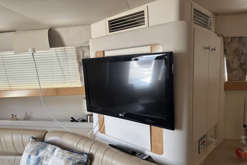 Slide: The Image of Carver Yachts SANTEGO 380 1998 - 16