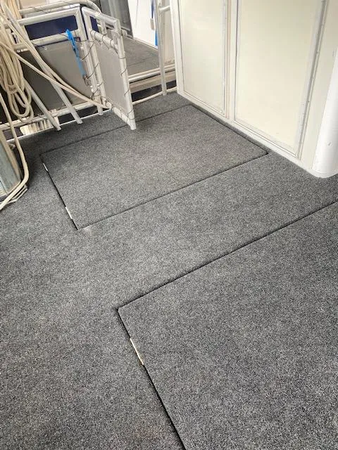 Slide: The Image of Carpeted deck area on a 2004 Sumerset Wind Walker boat. - 17