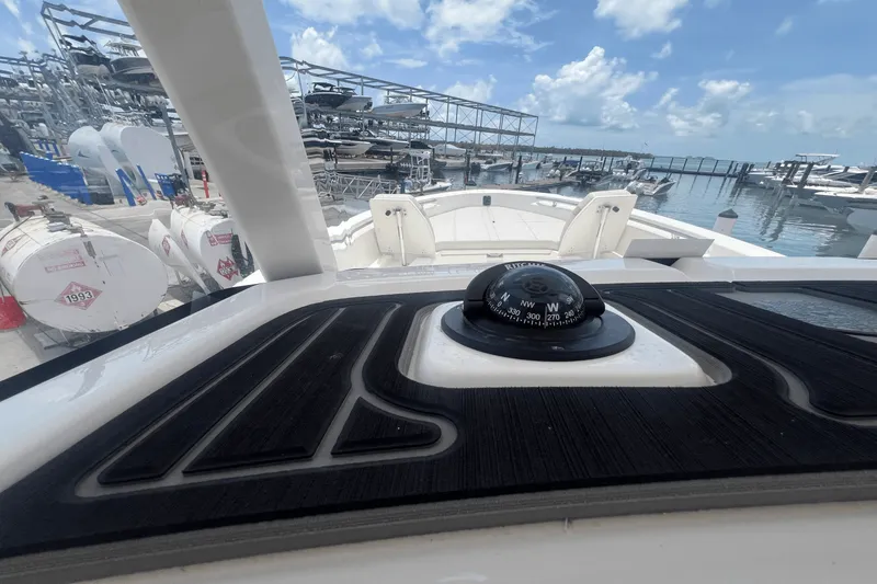 Slide: The Image of Boston Whaler 250 Dauntless 2025 - 14