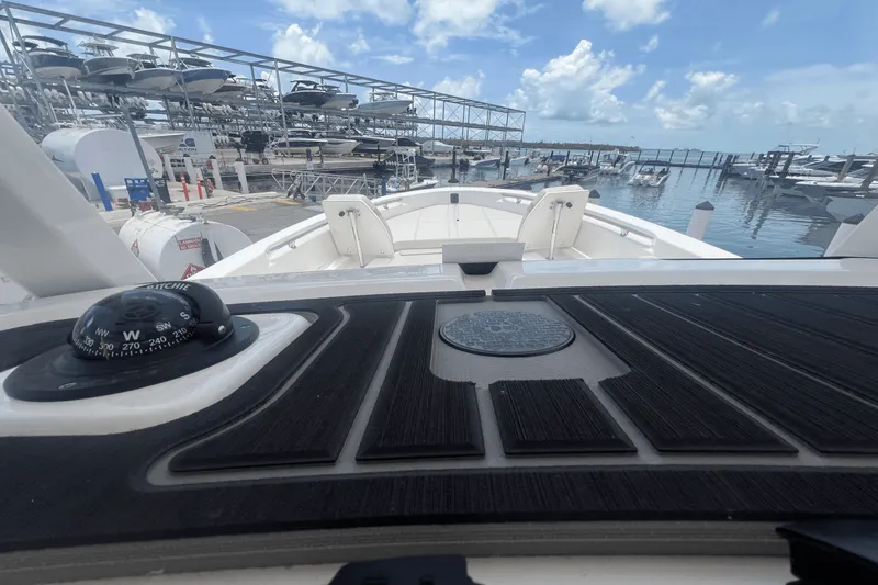 Slide: The Image of Boston Whaler 250 Dauntless 2025 - 15